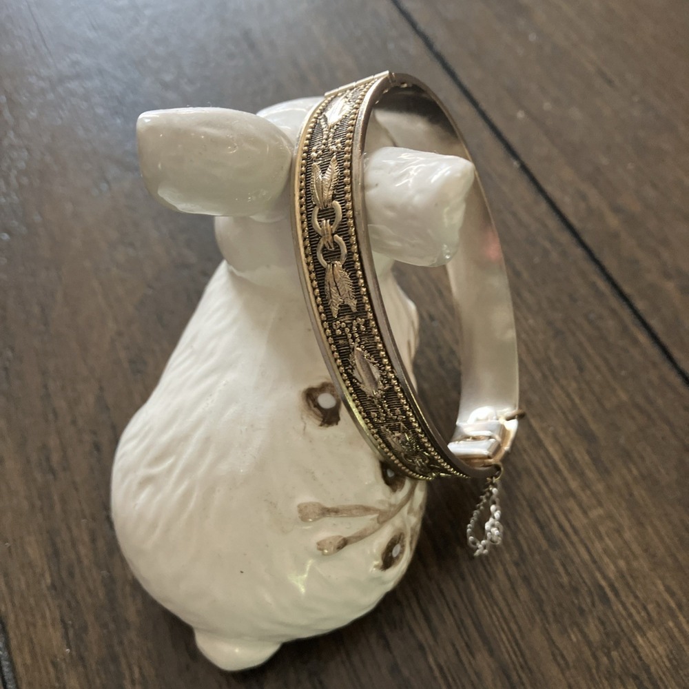 WHITING & DAVIS HINGED BANGLE W/FEATHERS ACCENTS 1960's ERA